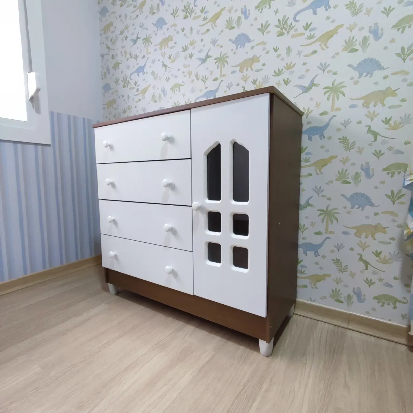 Cômoda branca para quarto de bebê montada com precisão em Estância Velha.